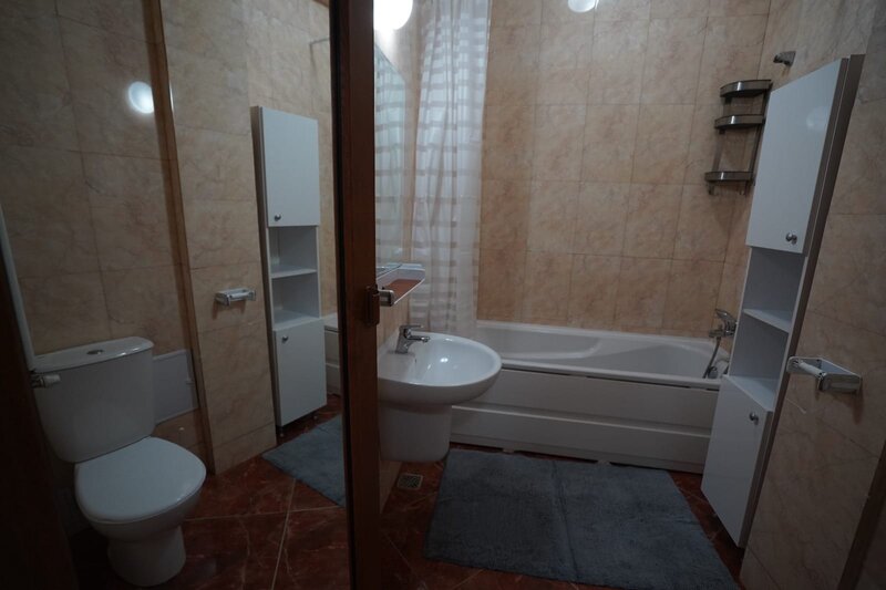 Centru Otopeni, aproape de Aeroport, nou, 3 camere, impecabil.