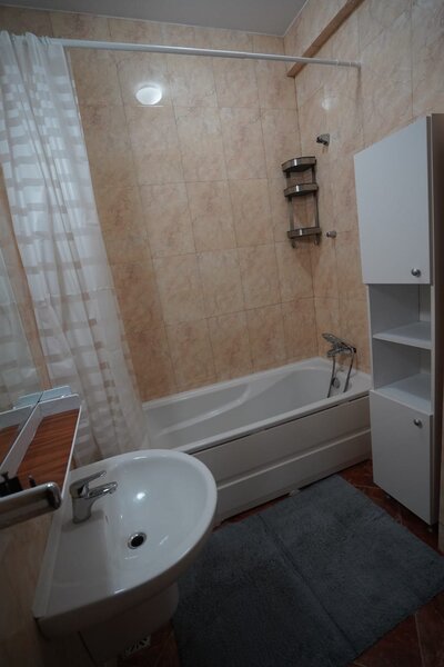 Centru Otopeni, aproape de Aeroport, nou, 3 camere, impecabil.